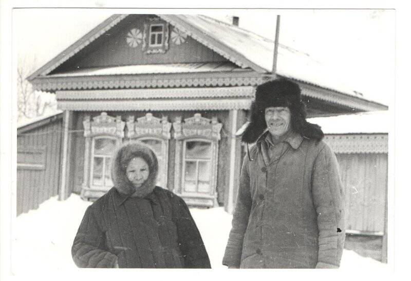 Фотография. Маклаков В.Д. с женой Валентиной Михайловной около своего дома