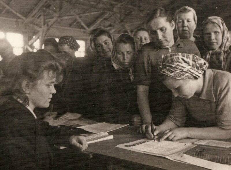 Фото черно-белое. Работницы бондарного завода подписываются под Стокгольмским воззванием.