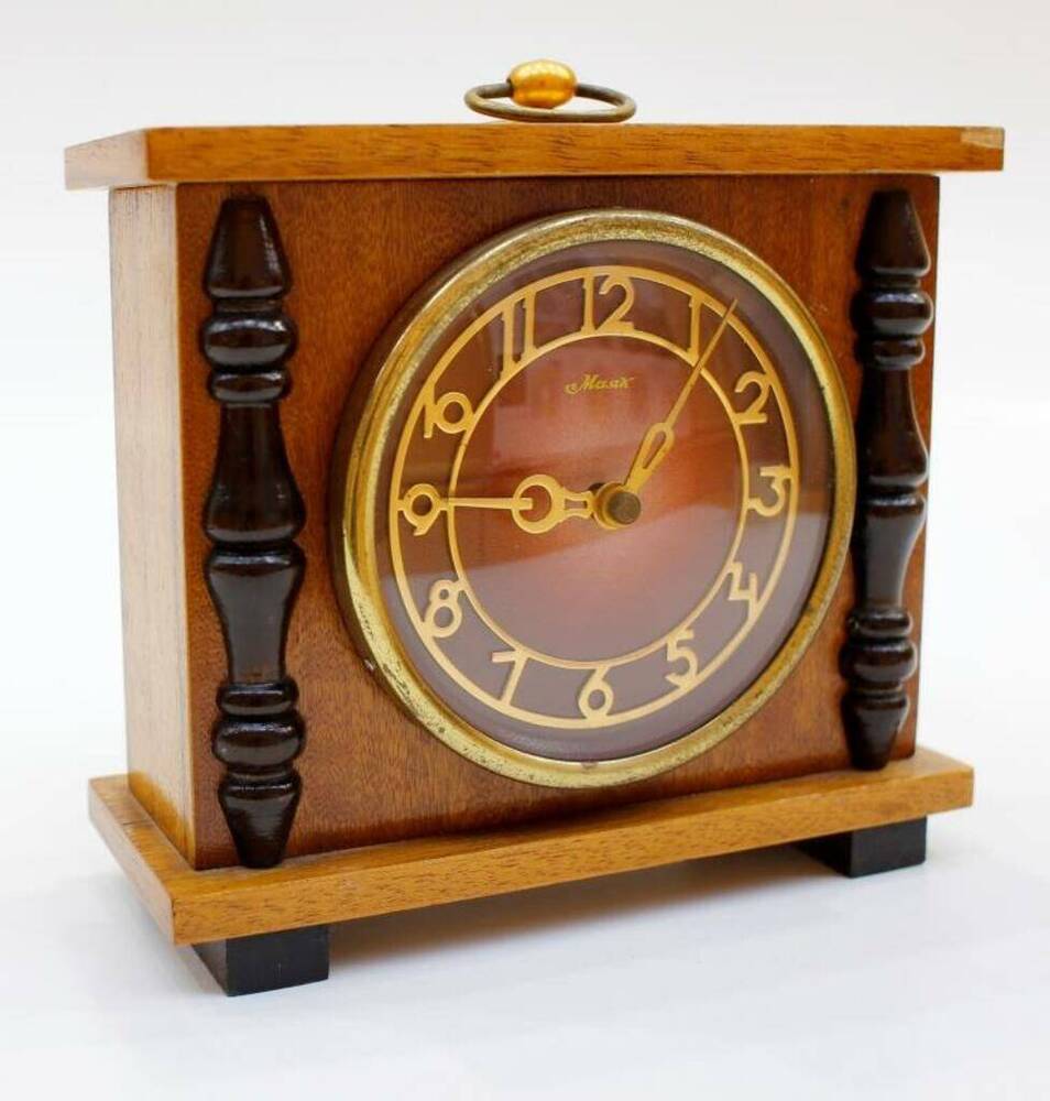 Часы “Маяк” настольные, механические в деревянном корпусе