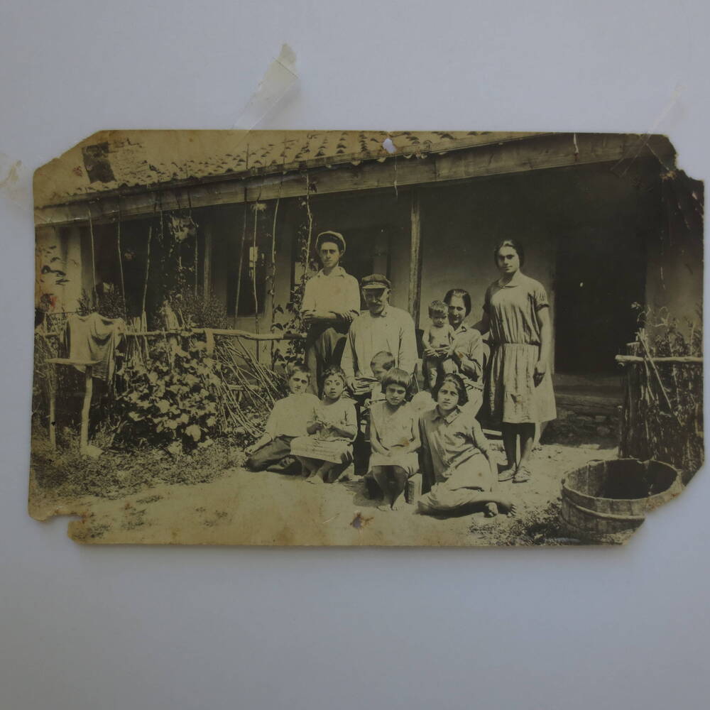 Фотография. Семья (греческая) возле дома. 1920 г., с. Чернополье