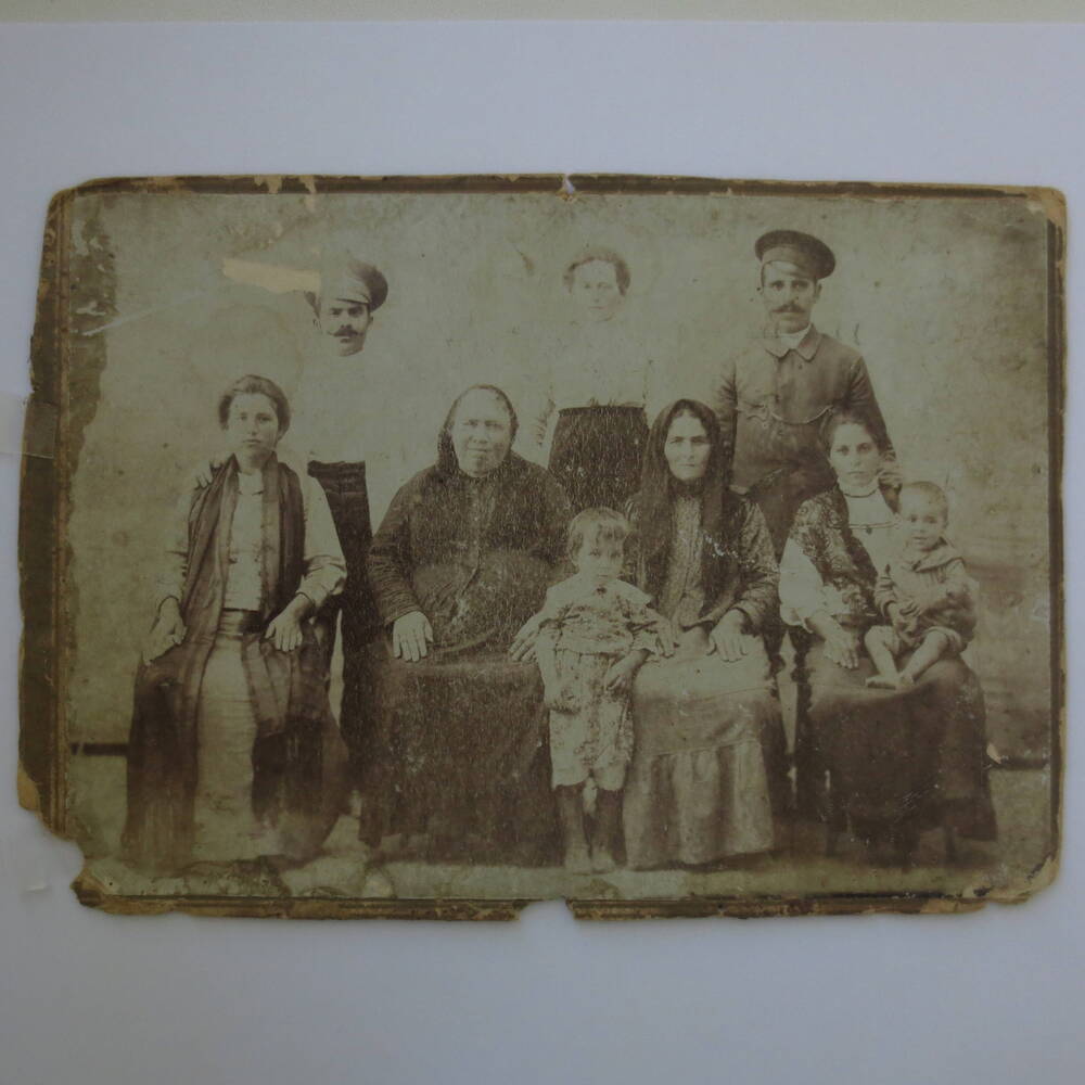 Фотография. Греческая семья, XX в. с. Чернополье.