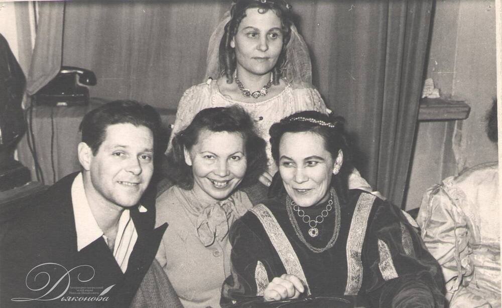 Фотография черно-белая. Кривошеин И.Н., Кривошеина Р.А. (сидит вторая слева) после спектакля с артистками театра