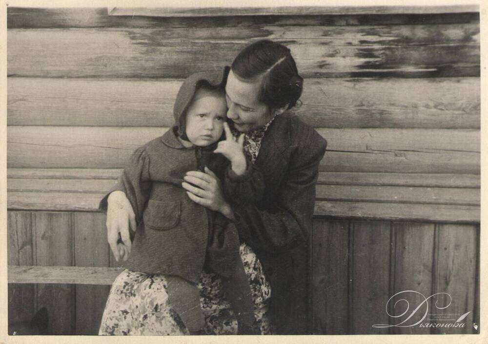 Фотография черно-белая. Кривошеина Раиса Ануфриевна с дочкой