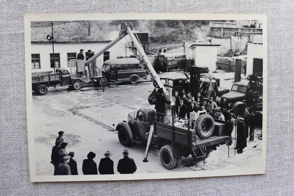 Фотография. Подъем двух рабочих с земли,  Туапсинский машиностроительный завод, Туапсе 1958г.