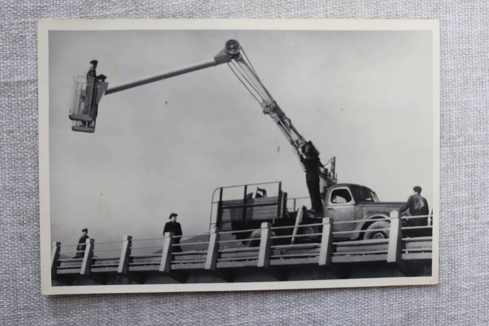 Фотография. Вид гидроподъемника на полуколена в сторону, продукция  Туапсинского машиностроительного завода, Туапсе 1958г.