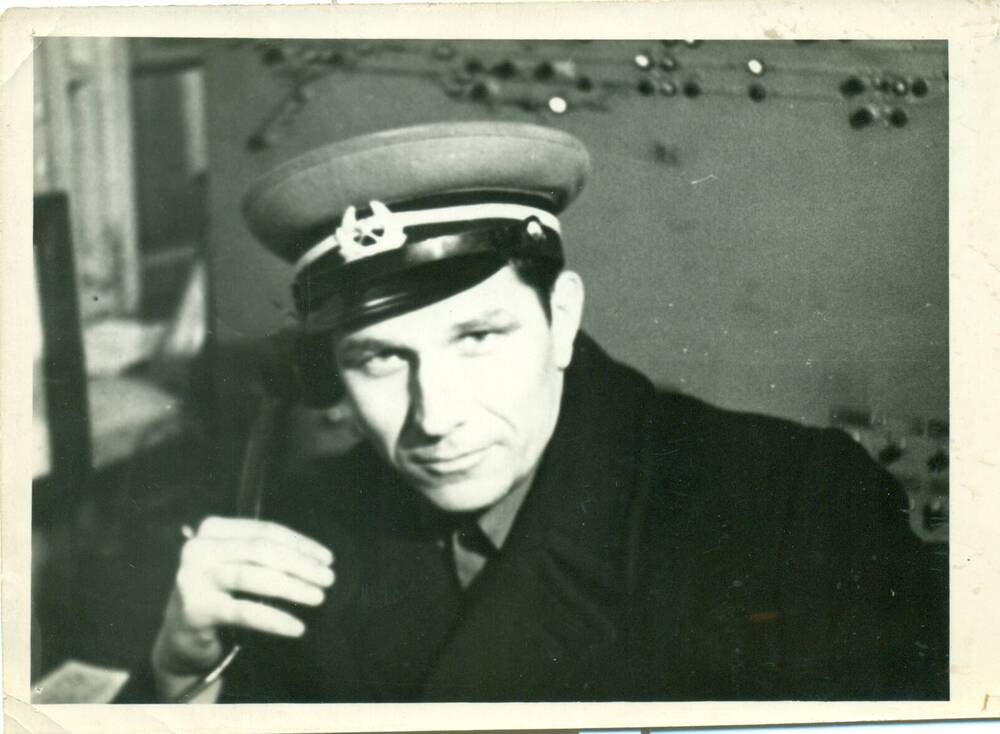 Фотография чёрно-белая: Елисеев- почётный железнодорожник.