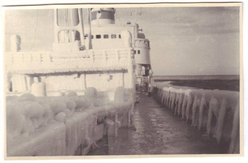 Фотопозитив. Теплоход «Новая Земля» Северного морского пароходства.