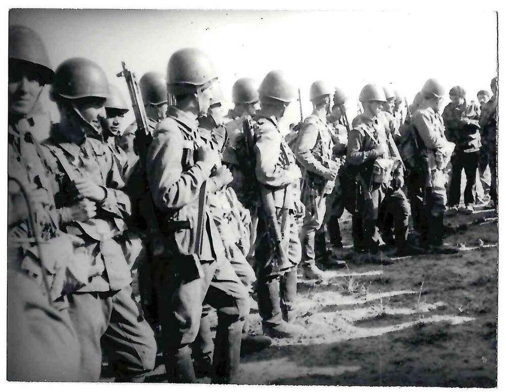 Фотография черно-белая. Изображен строй солдат.