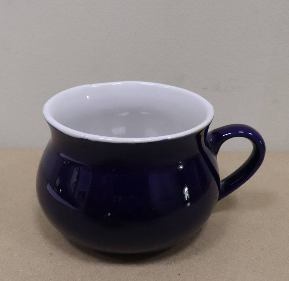 Чашка фиолетового цвета