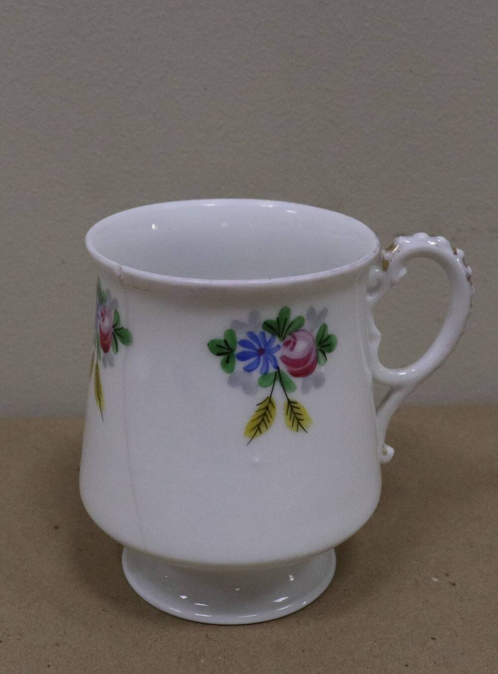 Чашка кофейная белая с цветочным орнаментом вверху товаричества М.С.Кузнецова