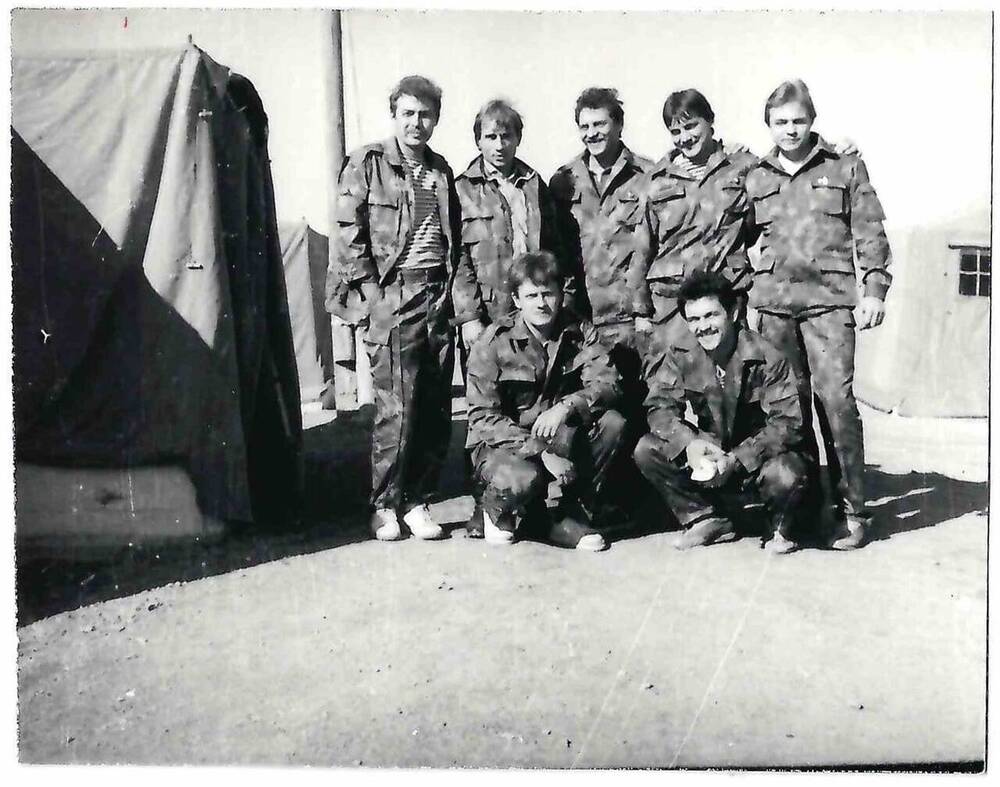 Фотография черно-белая. На фоне палаток изображены военнослужащие. Второй справа - Семиболотний С.В.