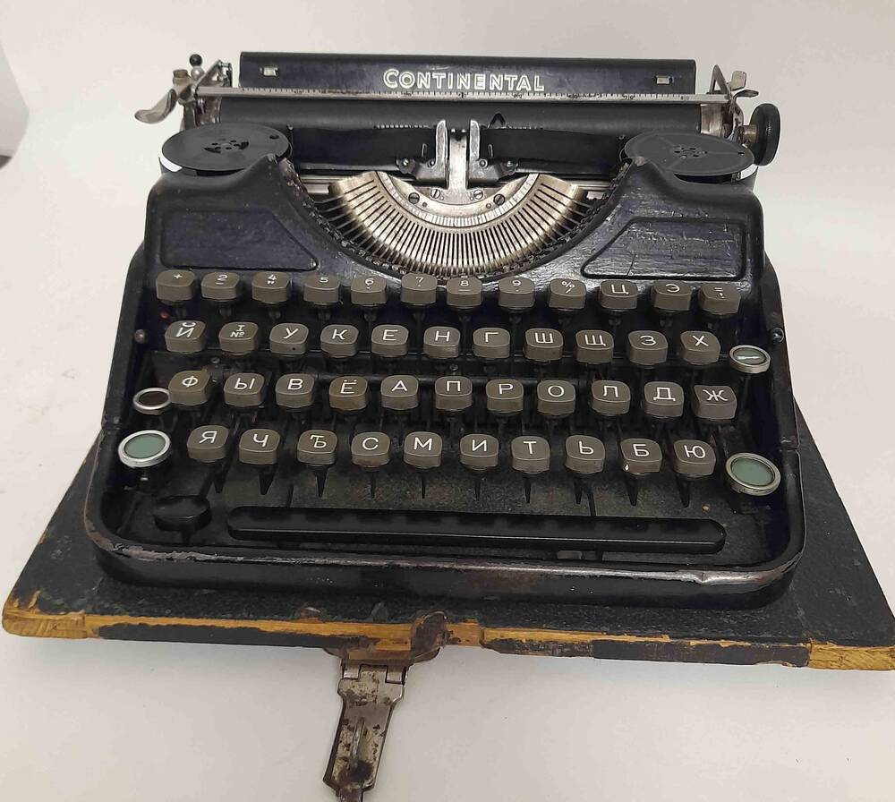 Портативная печатная (пишущая) машинка «Continental» с русской клавиатурой