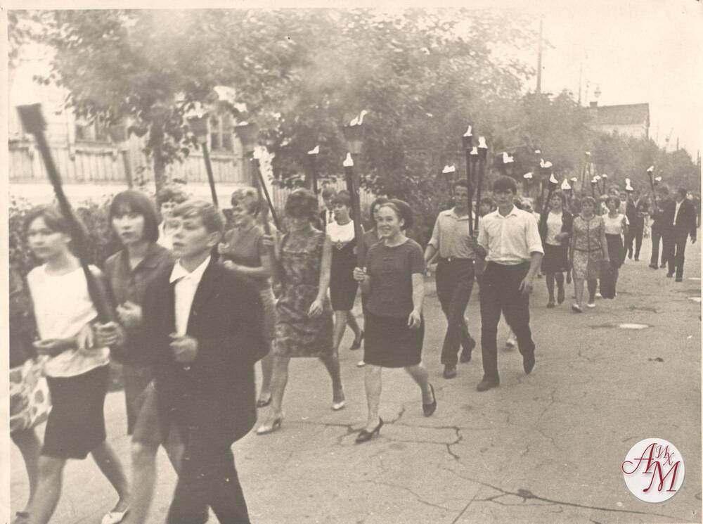 Фотография. Факельное шествие арзамасской молодежи в день советской молодежи