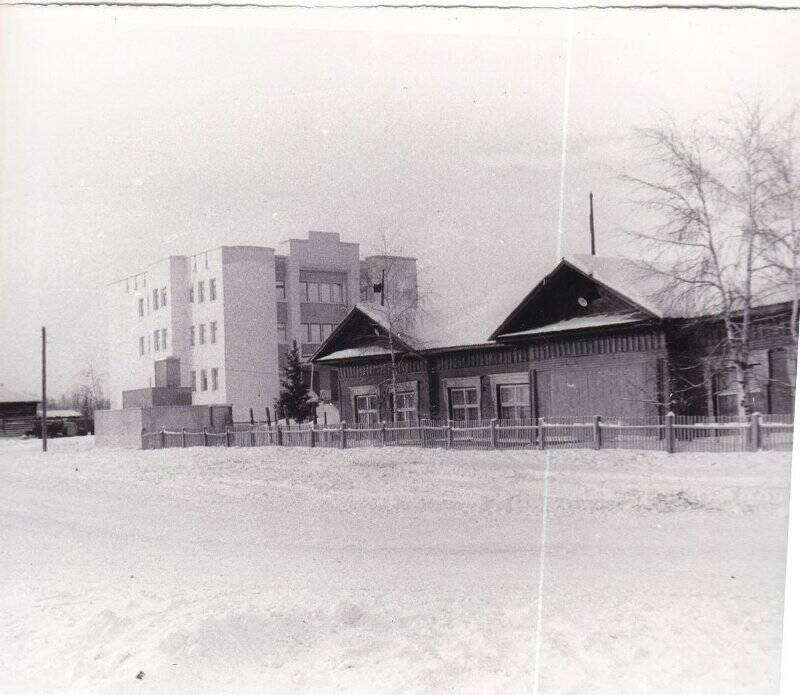 Фотография. Здание музея Дружбы народов со стороны площади Ленина. 1987 г., п. Нюрба.
