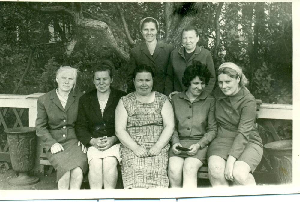 Фотография чёрно-белая: коллектив женщин железной дороги.