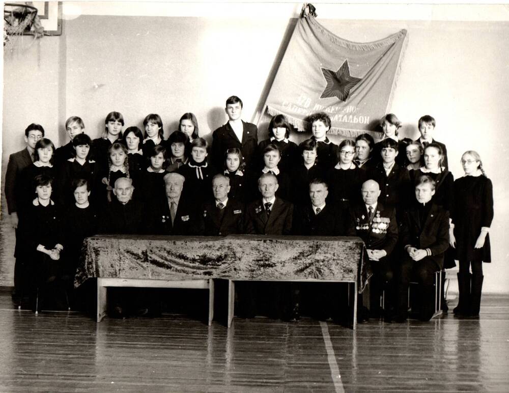 Фото. Встреча ветеранов ВОВ с учащимися Ребрихинской средней школы.