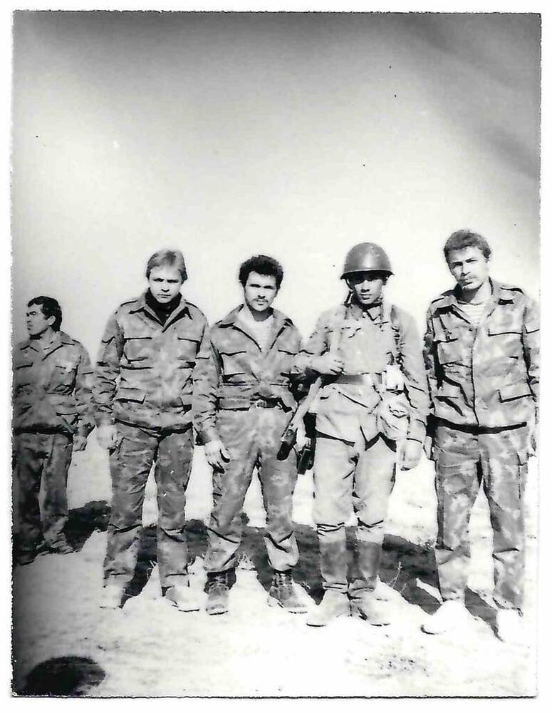 Фотография черно-белая. В ряд изображены четверо мужчин.