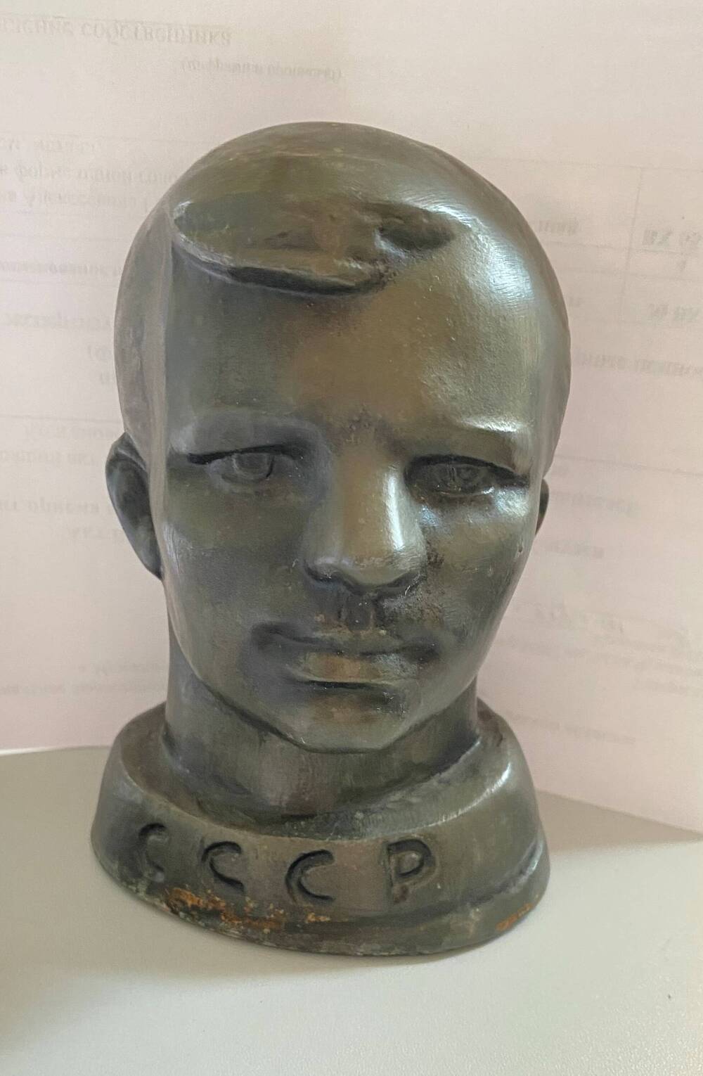 Бюст Юрия Алексеевича Гагарина , металлический выполнен в форме одной головы , снизу надпись « СССР», высота 13 см, металл