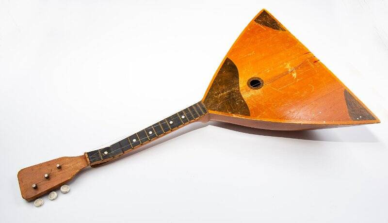 Балалайка - щипковый струнный музыкальный инструмент.