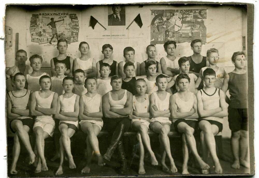 Фотография. Секция гимнастики 1-й и 2-й семилетней школы 1926 г.
 