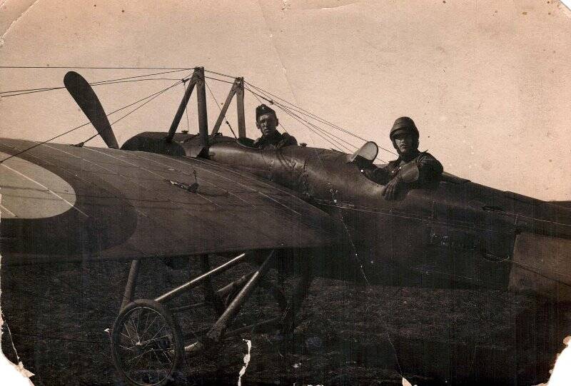 Фотография. Пшенников Н.Г с товарищем в самолете. 1916 г.