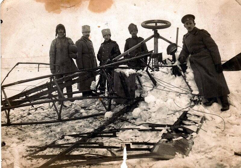 Фотография. Пшенников Н.Г. в группе военных царской армии у разбитого самолета. 1916 г.