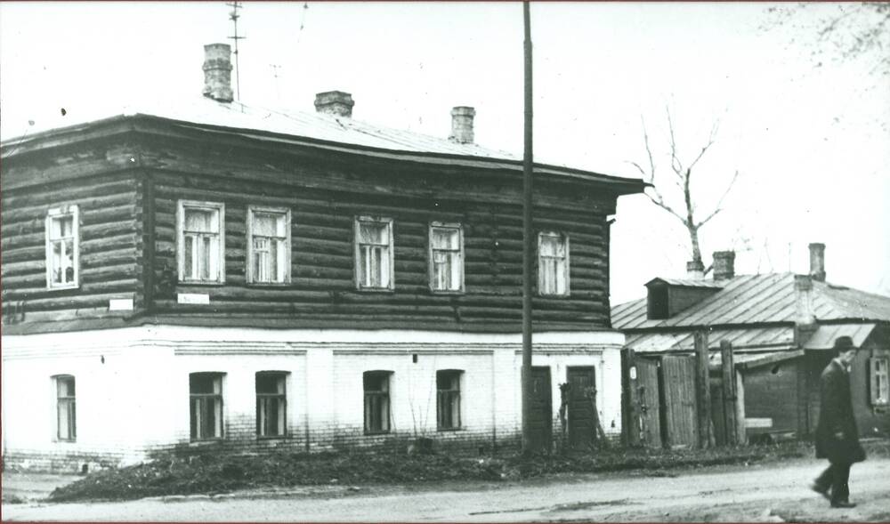 Фото. Вид на дом Вальса и дом, в котором жил Л. Мартынов