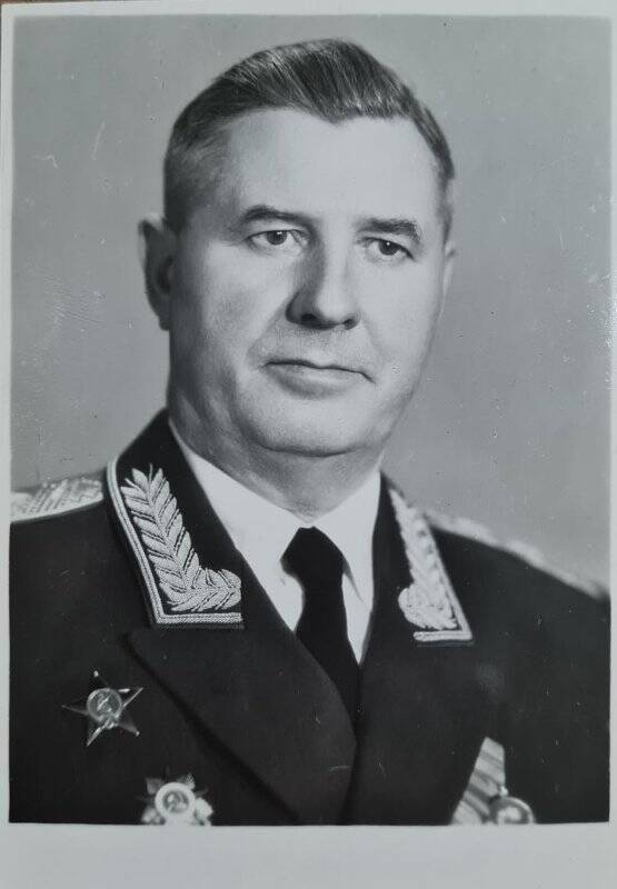 Фотография черно-белая. Генерал-лейтенант Смирнов Иван Семенович командующий Львовским корпусным районом ПВО в годы ВОВ.