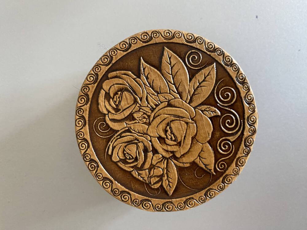 Круглая деревянная шкатулка с крышкой, декорирована розами и покрыта лаком, , дерево