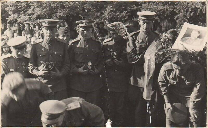 Фотография. Похороны командира авиазвена, Героя СССР Говорунова Николая, август 1945г.