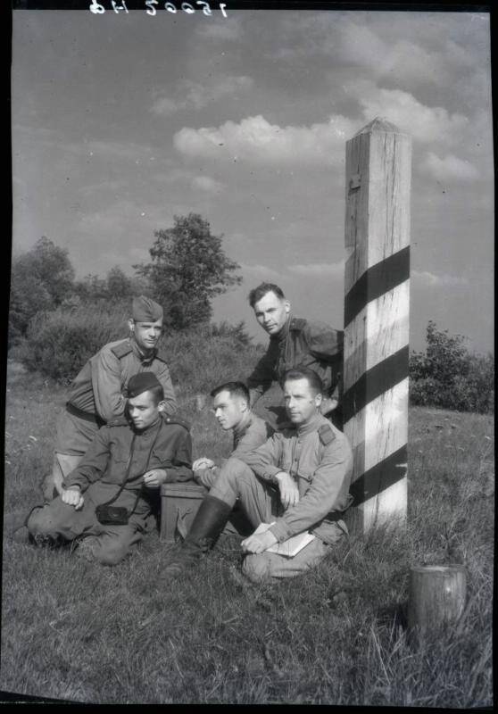 Негатив. Погранстолб у реки Буг. 1944 г.