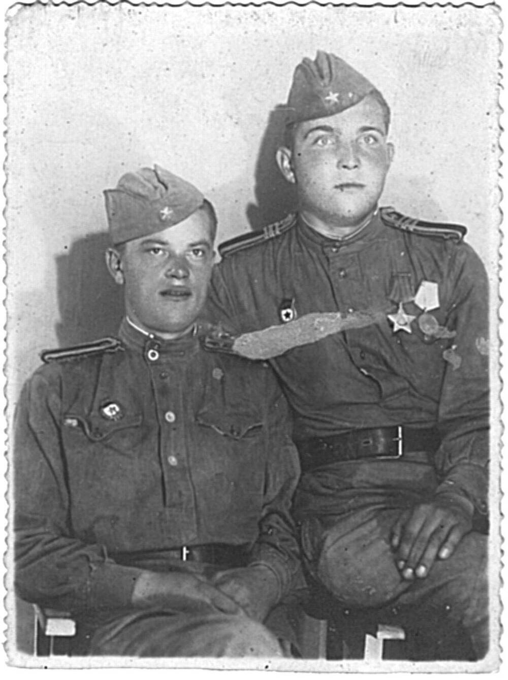 Фотография черно-белая Лашкова Василия Павловича (справа) с другом, участники Великой Отечественной войны 1941-1945 г. г.
