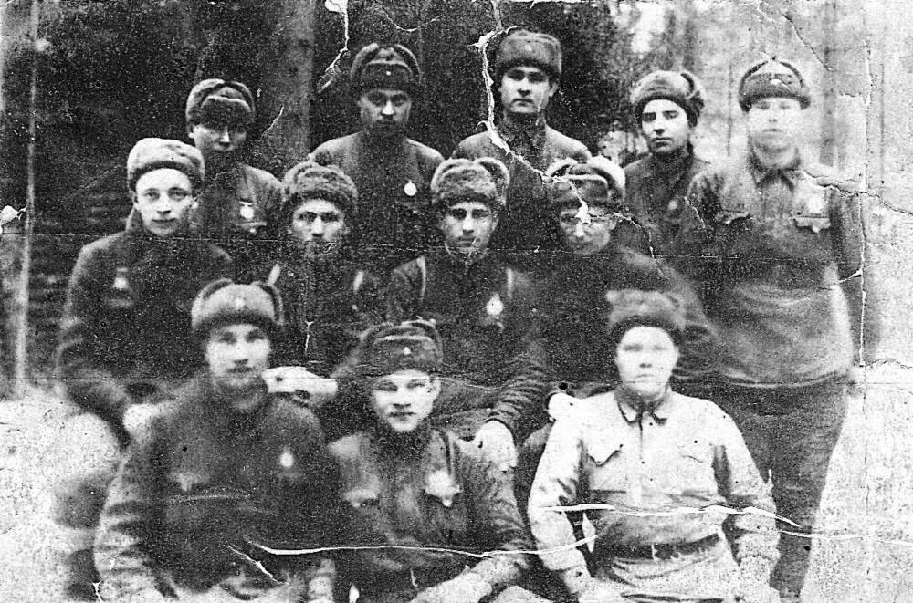 Фотография черно-белая, групповая, Мурзалиев Осман Евтебаевич (крайний слева, нижний ряд),  с однополчанами.