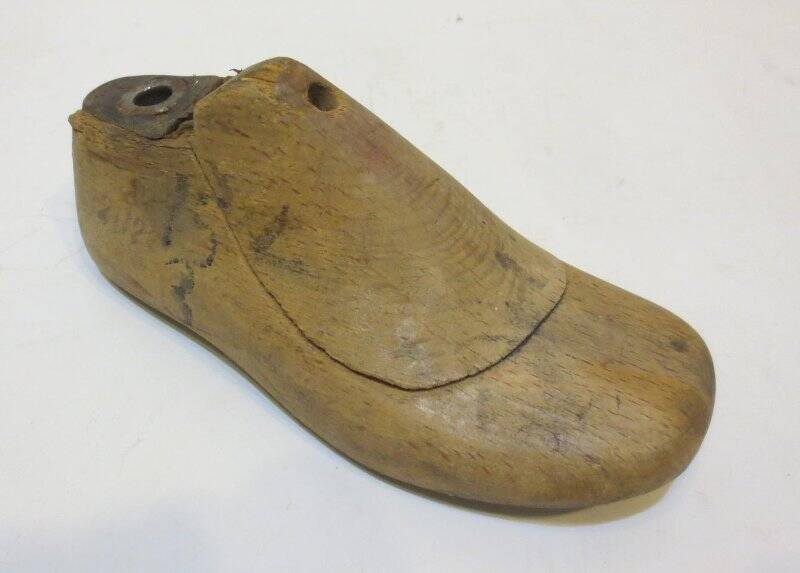 Колодка деревянная для пошива детской обуви.