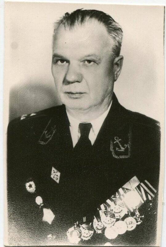 Фотокопия. Нестеров Павел Ильич в морской форме с орденами. Умер в октябре 1966 г.
