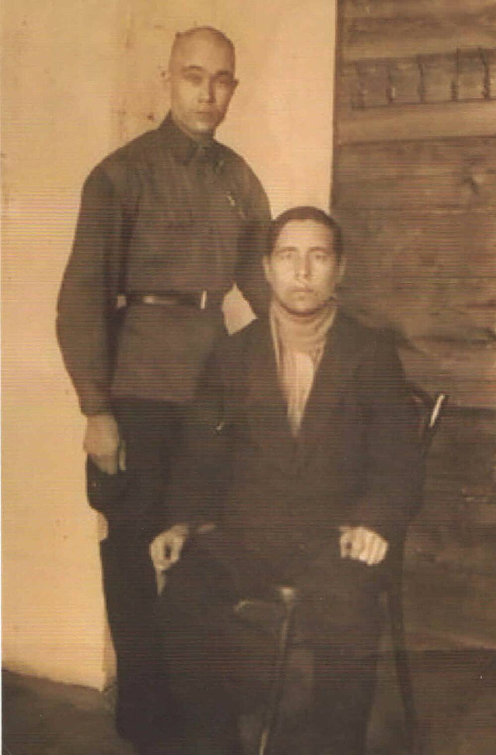 Фото. Петров Алексей Васильевич  (стоит, 1908-1943) вместе с мужчиной.