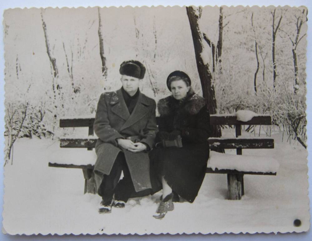 Фотоснимок. На снимке изображены мужчина и женщина сидящие на лавочке в зимнем парке. На мужчине шапка-ушанка, на женщине пальто с меховым воротником. На заднем плане деревья в снегу. 1960 г. СССР.
Коллекция фотографий 40-50-х годов, собранная 
Березнёвой М. А.