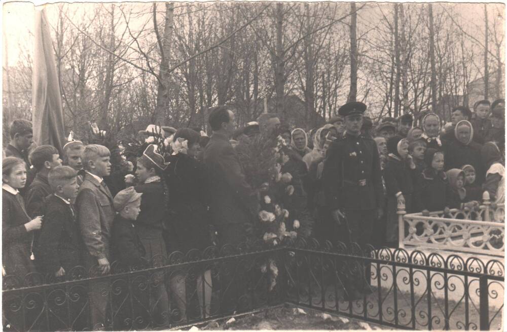 Фотография ч/б. Митинг у могил ГСС Недоговорова В.Л. и минеров.