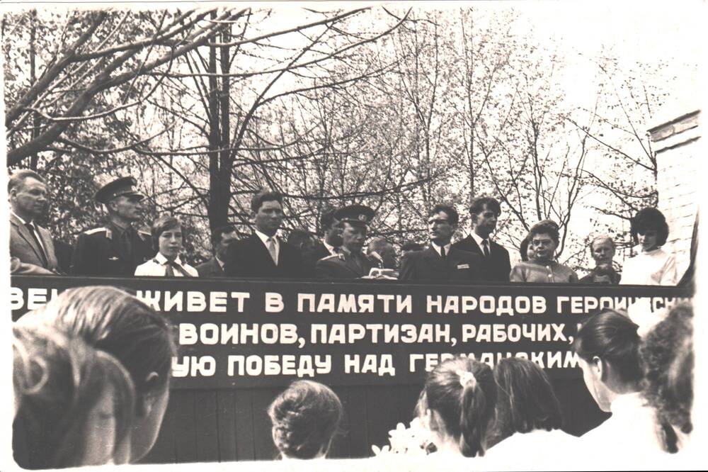 Фотография ч/б. Митинг, выступает военный комиссар Черепахин Л.Б.