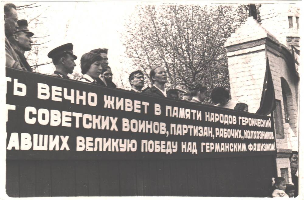 Фотография ч/б. Митинг, выступает жена погибшего воина Снежко Мария Давидовна.