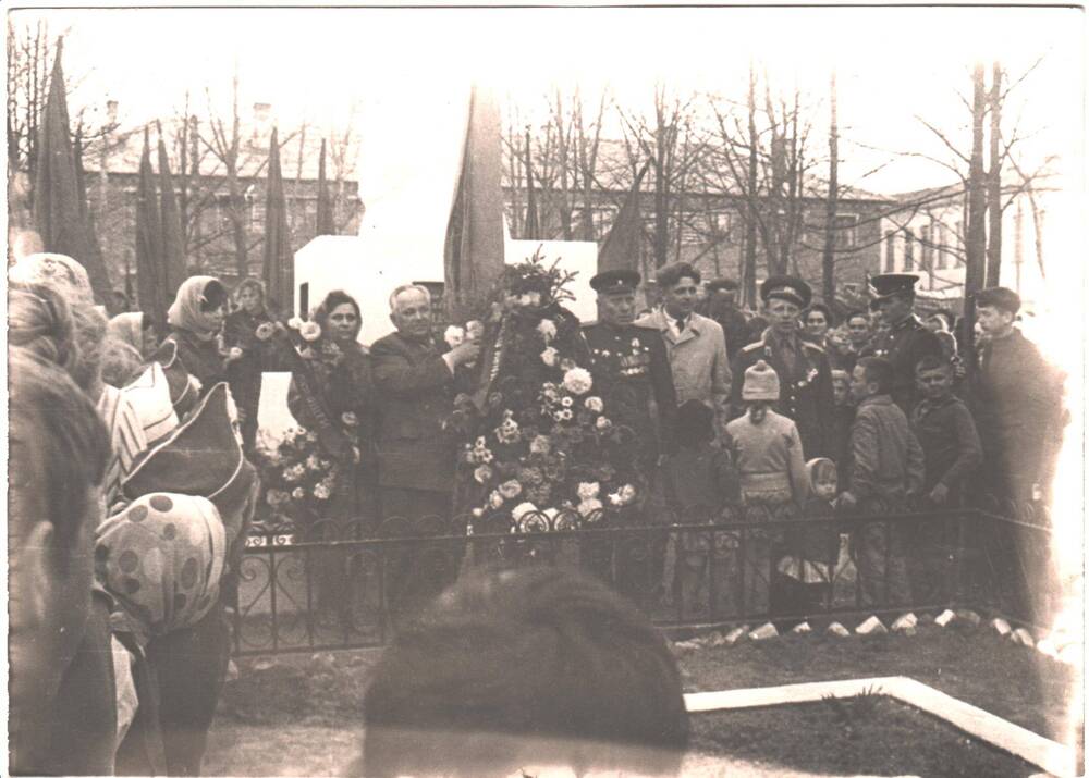 Фотография ч/б. У могилы ГСС Недоговорова В.Л.