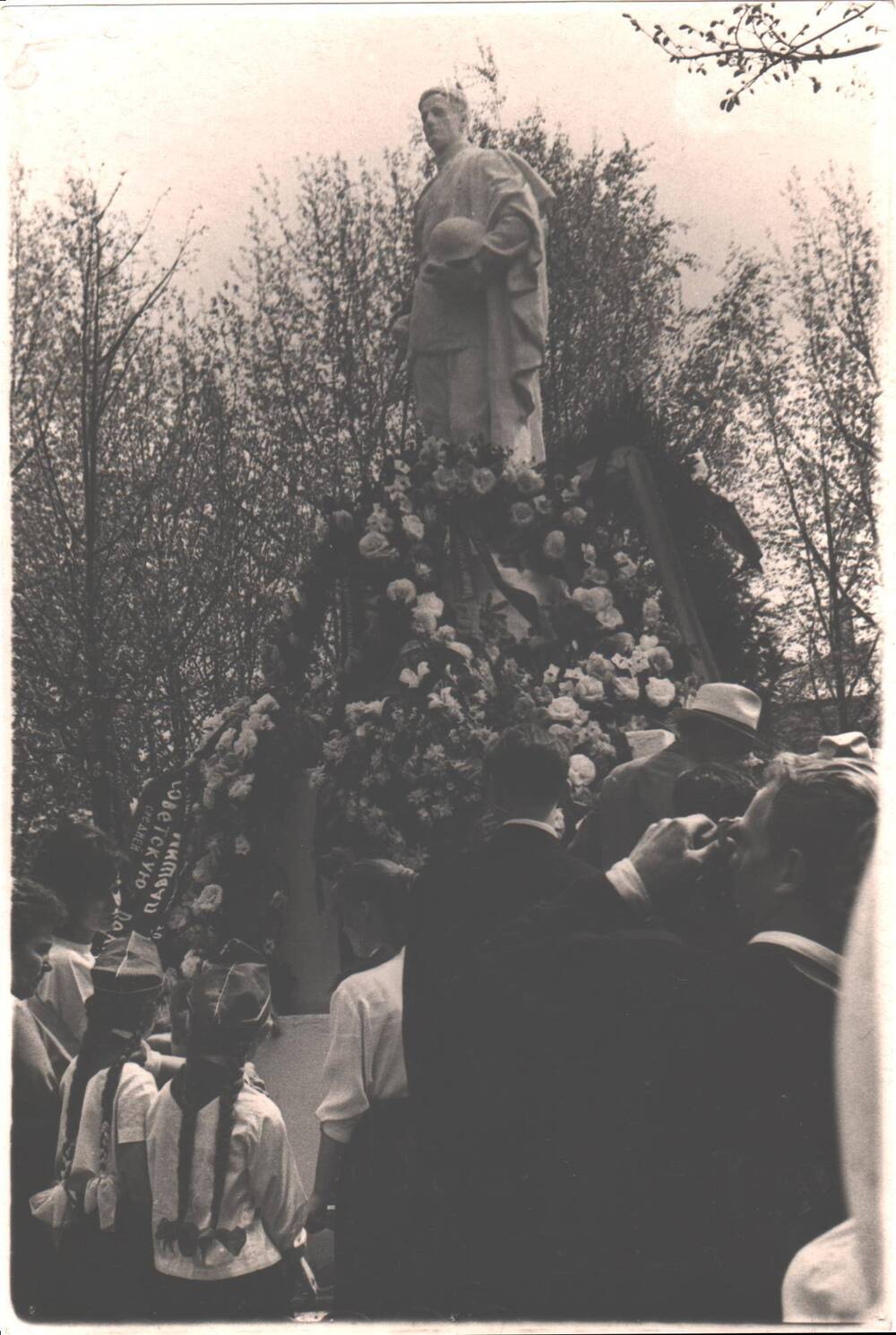 Фотография ч/б. Возложение венков. Городской сквер