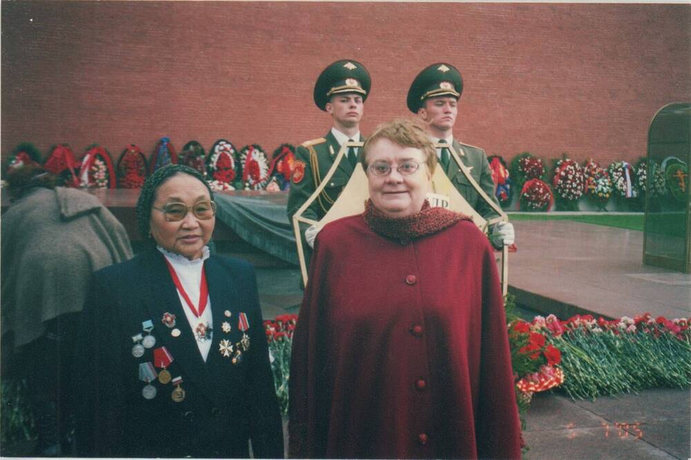 Фотография цветная. Гаер Евдокия Александровна у памятника неизвестному солдату с женщиной