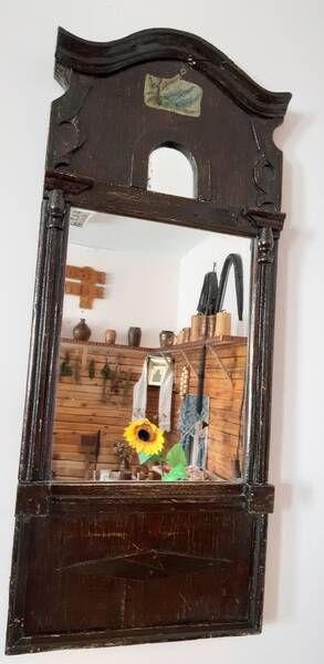 Зеркало настенное в прямоугольной деревянной раме