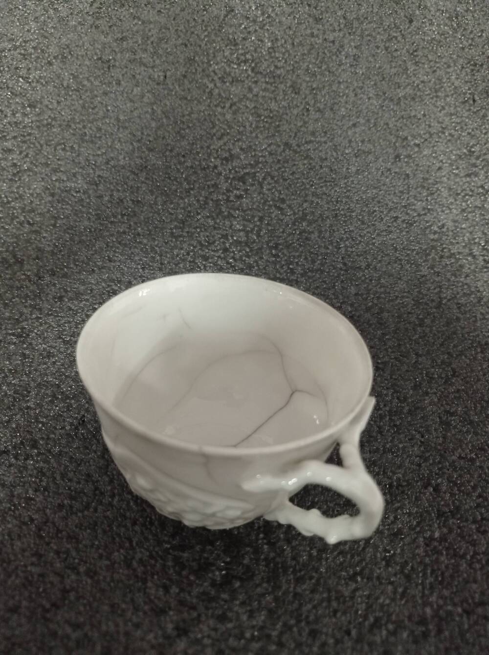 Чашка из чайного сервиза с рельефным рисунком на мифологические сюжеты