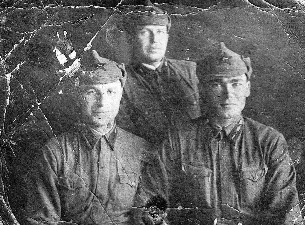Фотография черно-белая Макарова Ивана Ильича (сидит справа), участника Великой Отечественной войны 1941-1945 г. г., с 2 товарищами.