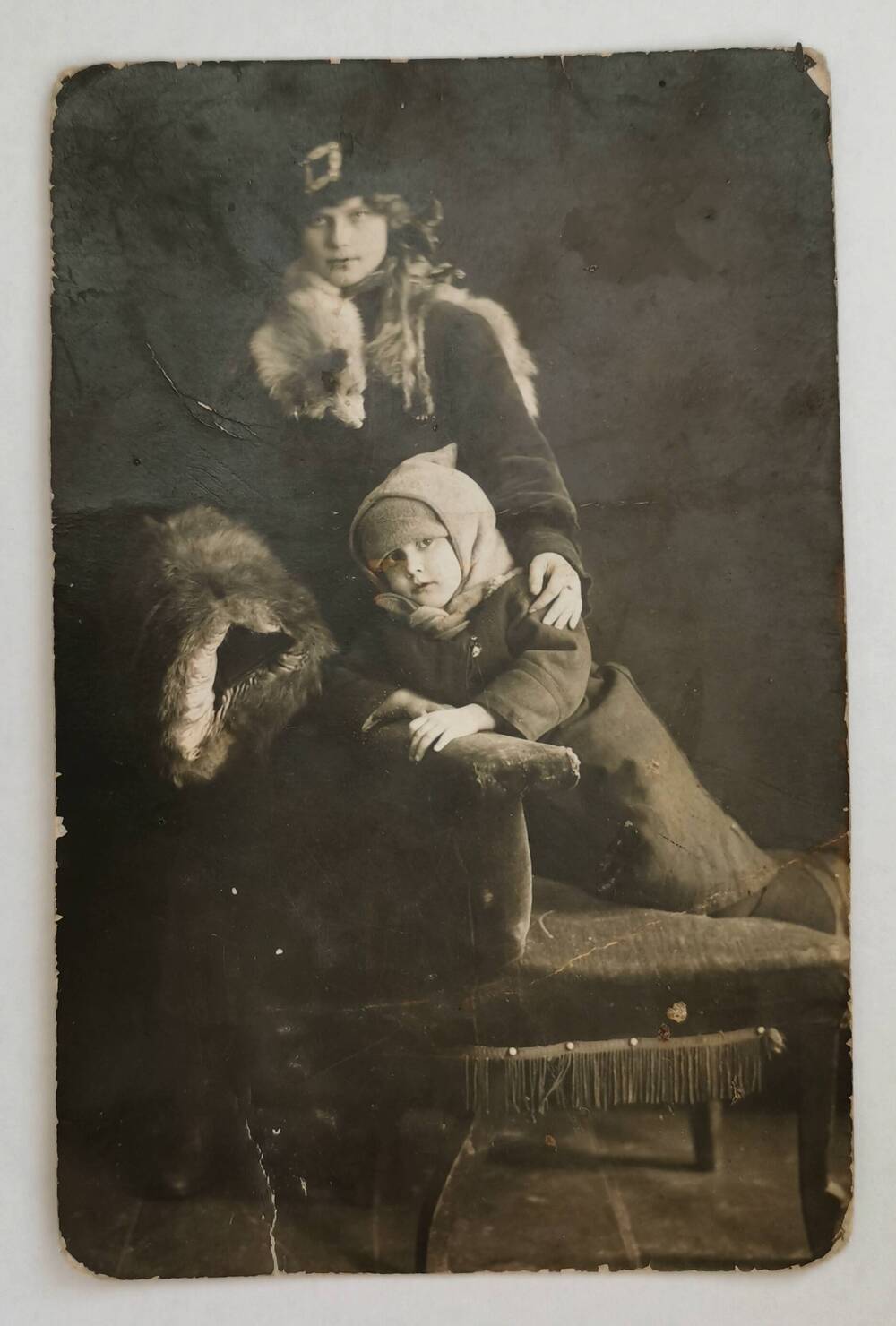 Фотография. Женщина с лисой и ребенком