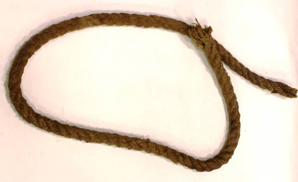 Верёвка конопляная, толстая и прочная. Свила Коровина Анна. Применялась при увязке возов, для подвешивания бадьи в колодцах, привязывали КРС.