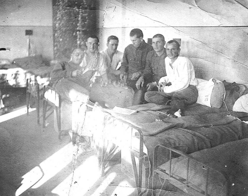 Фотография черно-белая, групповая, Николаенко Михаил Захарович (3-й слева) с товарищами по службе в РККА.