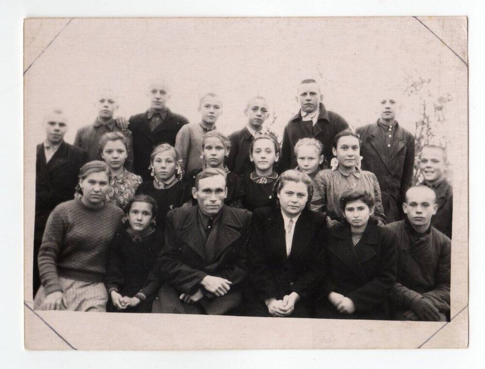 Фото. Н. С. Серебренников с учащимися. СССР, Омская область, Любинский район, 1950 г.